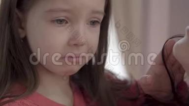 一个小悲伤的女孩的肖像，大眼睛哭得紧紧的。 小孩子很沮丧，很不开心。 儿童成长的概念